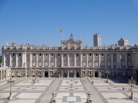 The Royal Palace in Madrid is one of the many buildings worldwide clad with the Spanish granite „Berroqueña Stone“. Photo: Superchilum / Wikimedia Commons