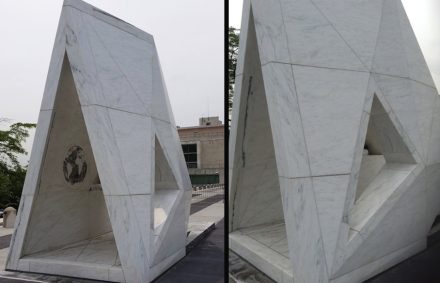 Das Denkmal als Ganzes greift entfernt die Form eines Schiffes auf.