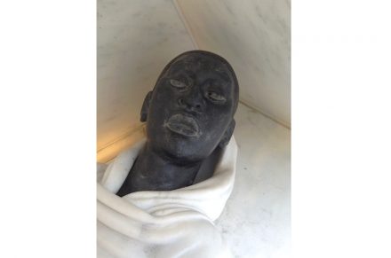 Nähert sich ein Besucher, kullern Wassertropfen aus den Augenhöhlen der Figur.