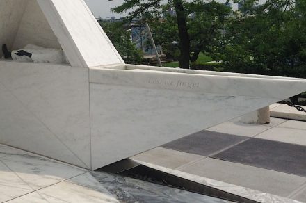 Endpunkt des Wegs durch das Denkmal ist ein dreieckiges Wasserbecken.
