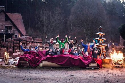 Das Team des Carl Picard Natursteinwerks bei einer Feier auf dem Firmengelände - nicht zu verwechseln mit Hobbits, die gerade aus Mittelerde gekommen sind, um nachzuschauen, was sich in der Pfalz so tut.
