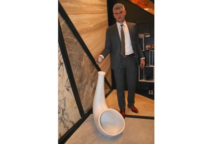 Attraktion am Stand von Stone Studio war ein Horn aus Marmor, das wie ein Schalltrichter die Schwingungen aus einer nur Handteller großen Klangquelle verstärkte. Auf dem Foto demonstriert Burak Alimoglu die Funktionsweise.