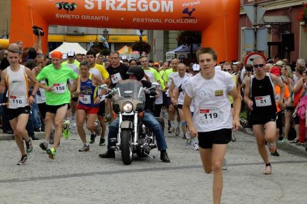 Unter dem Motto „Die Striegauer Zwölf – Lasst uns zusammen laufen!” gibt es eine 12 Kilometer lange Laufstrecke vom Marktplatz entlang von Steinbrüchen zurück zum Marktplatz.