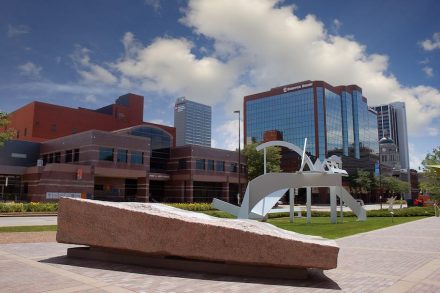 „Continuum“ by Darrell Petit on the South patio of the Fort Wayne Museum of Art in Indiana. Photo: FWMoA