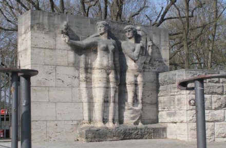 Sportlerfiguren aus Kalkstein am Berliner Olympiastadion.