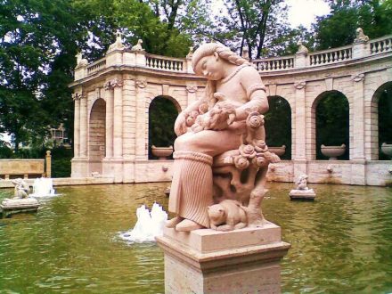 Der Märchenbrunnen in Berlin-Friedrichshain mit Dornröschen. Seit der letzten Führung von Dr. Gerda Schirrmeister im August war der Prinz noch nicht da, um die Verwunschene per Kuss aufzuwecken. Vielleicht hat die Naturstein-Spezialistin ihn in ihrer Besuchergruppe im September dabei. Foto: Boonekamp / Wikimedia Commons
