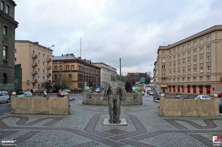 Der Golem, Arbeit des Bildhauers David Černý, Poznan. Foto: mamik / Wikimedia Commons