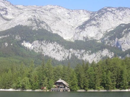 Am Grundlsee unweit der Ortschaft Gössl. Foto: Roman Klementschitz / Wikimedia Commons