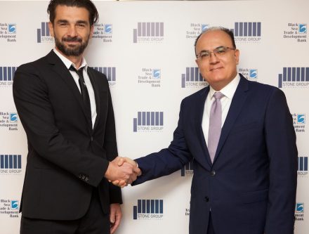 Handshake after signing the contract: Ioannis Antoniadis, President of SGI (left), and Ihsan Ugur Delikanli, President of BSTDB. Fotos: SGI