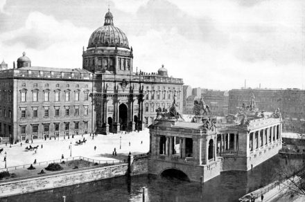 Berliner Stadtschloss und Nationaldenkmal um 1900. Das Denkmal des Kaisers stand aus dieser Perspektive hinter den Kolonnaden. Foto: Wikimedia Commons