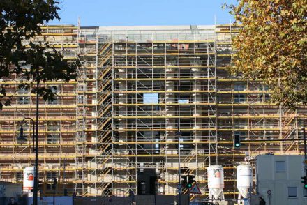 An den meisten der insgesamt 5 Portale sind die gewaltigen Säulen aus Natursteintrommeln installiert. Hier die Südseite an der Breiten Straße. Fotos vom 12. November 2016.