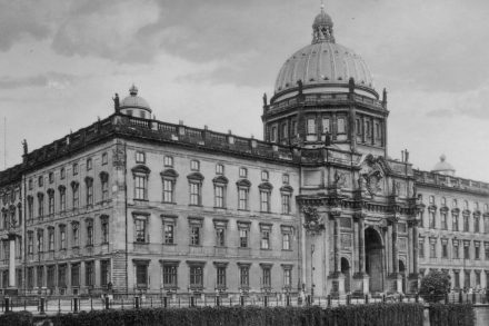 Die Westseite mit dem Eosanderportal auf einer Postkarte, um 1920. Quelle: Wikimedia Commons