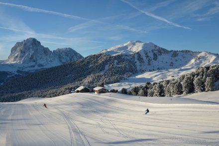 Skifahren wie hier am Seceda in Gröden steht am Freitag auf dem Programm der Bildungswoche. Foto: Wolfgang Moroder / Wikimedia Commons