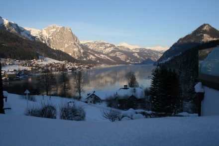 Blick vom Tagungshotel auf den zugefrorenen Grundlsee im Ausseerland.