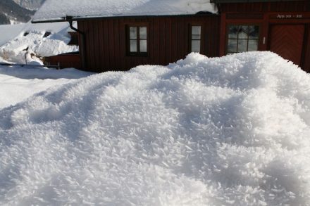 Schneekristalle können im Wechsel von Erwärmung tagsüber und Frost in der Nacht zu bizarren Formen wachsen.