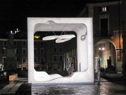 Bereits auf der Carrara Marble Week 2011 war ein mächtiger Marmorblock (5x5 m) mit Lichtspielen eine der Attraktionen: das Architekturbüro Snøhetta war von einem unterirdischen Steinbruch so beeindruckt, dass es den Würfel „Zero“ geschaffen hatte. Der war außen weitgehend roh belassen, innen aber hatten Firmen aus der Region die Oberflächen „zum Hinsetzen und Nachdenken“ bearbeitet. Foto: IMM Carrara