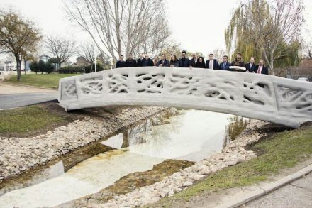 Das Intitute for Advanced Architecture of Catalonia in Spanien stellte im Dezember 2016 die erste komplett per 3D-Druck hergestellte Fußgängerbrücke der Welt der Öffentlichkeit vor. Material war aber nicht Steinmehl. Foto: IAAC