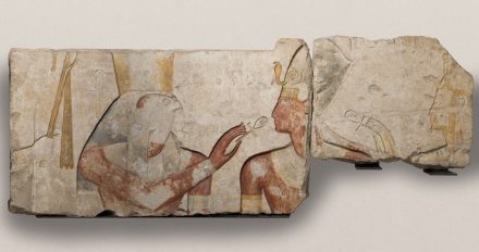 Ramses II. erhält das Leben von den Gottheiten Horus und Isis um 1275 v. Chr., Abydos, Tempel Ramses II., Kalkstein mit Bemalung. © Paris, Musée du Louvre, Département des Antiquités égyptiennes, Foto: bpk / RMN – Grand Palais/Franck Raux