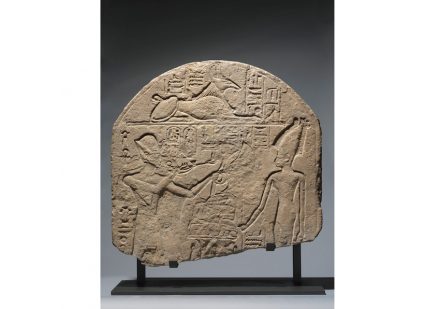 Stele mit Ramses II. und Astarte Regierungszeit Ramses’ II. (1279–1213 v. Chr.), Pi-Ramesse / Qantir (?), Kalkstein. © Paris, Musée du Louvre, Département des Antiquités égyptiennes, Foto: bpk / Musée du Louvre, Dist. RMN – Grand Palais/Christian Decamps