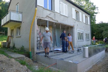 Mit dem Anbau sollte das Haus im Erdgeschoss ein zusätzliches Wohnzimmer mit großem Fenster bekommen.