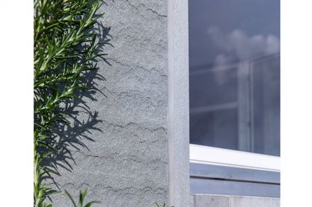 Verputzt wird die Außenwand nicht, schließlich soll sich der Naturstein als Material mit Wert zeigen. Seine Oberfläche ist geflammt, was die wellenartige Struktur ergibt.