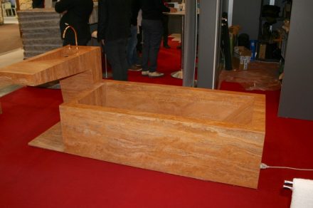 Am Bundesinnungsverband der Steinmetze präsentierte Steininger Steinmetz eine Badewanne, die aus Platten des iranischem Travertins Persian Giallo zusammengesetzt und mit einer Elektroheizung ausgestattet war.