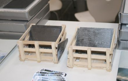 Die Firma SSQ präsentierte am Stand von Waglechner Schiefer ihre Materialmuster so, wie die Platten in den Transport gehen.