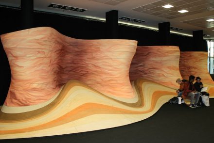 Die spanische Firma Alcantara Stone hatte den Designer Ross Lovegrove gewonnen, ihr Material künstlerisch zu präsentieren.