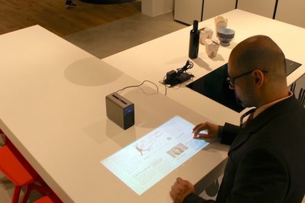 Am Stand der Küchenfirma Nolte zeigte Sony eine Neuheit: mit seinem innovativen Projektor namens Xperia lassen sich Computerbilder etwa auf die Küchenarbeitsplatte projizieren.