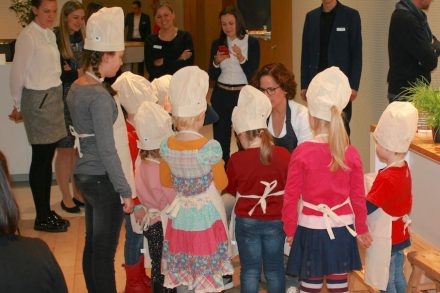 Der Armaturenhersteller hansgrohe hatte Kindergruppen an seinen Stand geladen. Fernsehköchin Sybille Schönberger führte sie ins Kochen ein.