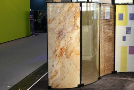 Transluzenten Dünnstein im Glassandwich zeigte Okalux. Beeindruckend die gebogene Form und die Größe der Scheiben.