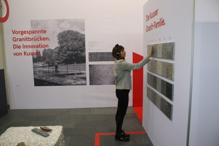 Die Kusser Granitwerke setzten ihren Besuchern Kopfhörer auf und ließen sie einen Parcours abschreiten, in dem es ein Stein-Erleben mit allen Sinnen gab.