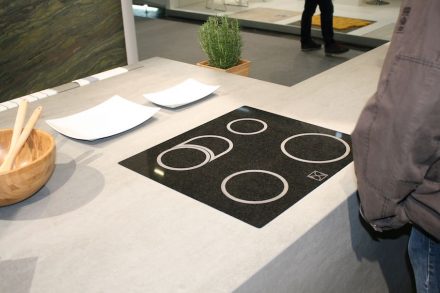 Rossittis spielte mit der Oberflächenbearbeitung von Naturstein und präsentierte eine Steinplatte, die so aussah, als wäre sie ein Ceranfeld zum Kochen.