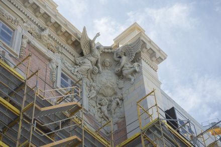 Einer der Höhepunkte an der Fassade ist die Eckkartusche an der Seite des Doms. Foto: SHF / Marco Urban