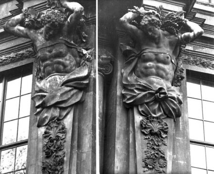 Historische Aufnahmen der Hermen am Portal V des Berliner Schlosses: links Frühling, rechts Sommer. Quelle: Stiftung Preußische Schlösser und Gärten