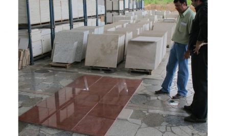 Zu den Tätigkeiten des Fliesenlegers gehört auch das Verlegen von Natursteinplatten.