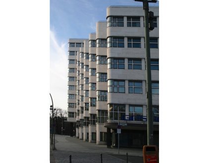 Das Shell-Haus unweit des Kulturforums: erbaut 1931 von Emil Fahrenkamp für den Mineralölkonzern besticht es noch heute durch seine gewellte Travertinfassade. Foto (aus dem Jahr 2008): Peter Becker.