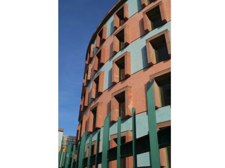 Eines der Gebäude des Wissenschaftszentrums für Sozialforschung Berlin, erbaut in den 1980ern von James Stirling. Foto: Peter Becker