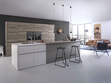 Es ist der Farb- und Materialmix, der in diese Küche einlädt, schreibt die Arbeitsgemeinschaft Moderne Küche (AMK). Foto: AMK