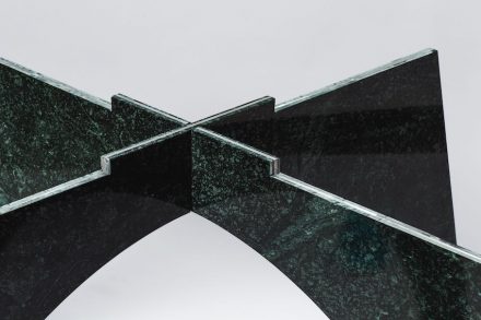 „Giotto“. Designer: Moreno Ratti; manufacturer: Chia-Tai Marble Co., Ltd.; material: Serpentinite, Aluminium