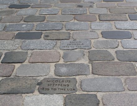 Inschriften neueren Datums findet man auf dem Pflaster vor dem Deutschen Auswandererhaus in Bremerhaven. Sie erinnern an die Menschen, die im 19. Jahrhundert ihr Heimatland verließen.