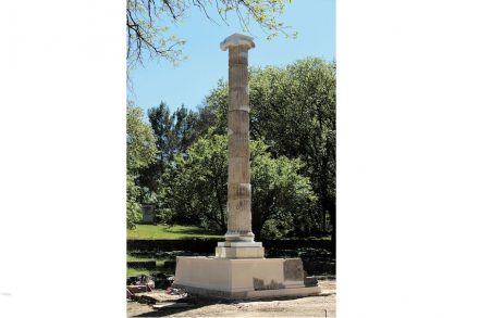 Die wieder aufgerichtete Nordsäule des Ptolemäerweihgeschenks in Olympia. Foto: DIA