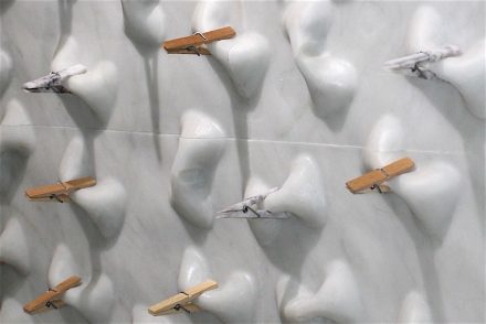 Kunst von Mahmut Kockan am Stand der Firma <a href="http://www.naturstone.net/"target="_blank">Natur Stone</a>.” width=”440″ height=”294″ class=”aligncenter size-medium wp-image-56246″ /></a></p>
<p><strong>Die angespannte ökonomische und politische Lage zeigte sich nicht auf der Messe Marble in Izmir (22.-25. März 2017)</strong></p>
<p>Die Türkei steckt in schwierigen Zeiten, nachdem das Land in den vergangenen Jahren mit Staatspräsident Recep Tayyip Erdoğan zunächst einen beispiellosen Wirtschaftsboom erlebt hatte. Auf allen Ebenen sind die Probleme groß: die Landeswährung Lira ist schwach, Terrorismus erschüttert die Türkei, der Tourismus ist eingebrochen, die Verfassungsänderung hat die Bevölkerung in zwei Lager gespalten und seit dem Putschversuch ist die innenpolitische Lage angespannt.</p>
<p>Die Schuldigen sieht Erdogan im Ausland: es attackiere die Türkei, weil diese zu mächtig geworden sei und nutze dafür zum Beispiel Devisenspekulationen oder unterstütze Putschisten und Terroristen.</p>
<p>Die schwierige Lage zeigte sich nicht auf der Messe Izmir (22.-25. März 2017). Jedoch waren die Stände der türkischen Firmen, die sich 2016 erstmals auf dem neuen Messegelände in orientalischer Pracht und Überfluss präsentiert hatten, in diesem Jahr deutlich einfacher gestaltet. Das tat ihrer Wirkung jedoch keinen Abbruch.</p>
<p>Die Messegesellschaft richtete verschiedene Ausstellungen aus, unter anderem mit Arbeiten der Bildhauerin Çidem Melek oder mit Fotos, die Naturstein aus ungewöhnlichen Blickwinkeln zeigten. Einer der Fotografen war Ali Çakmacoğlu.</p>
<p><a href=