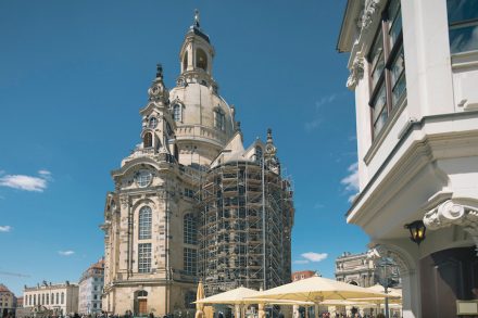 Am Choranbau (rechts) findet die Steinsanierung statt.