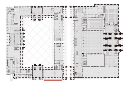 Der Neubau in einer Grafik der Stiftung Humboldt Forum im Berliner Schloss: links innerhalb des Gebäudes der Schlüterhof (offen mit Steinpflasterung auf dem Boden), rechts daneben der Durchgang (der 24 Stunden offen sein wird), weiter rechts das Foyer (überdacht mit dem Eosanderportal ganz rechts). Die rote Markierung zeigt die Stelle mit dem farbigen Fassadenteil auf der Seite von Dom und Lustgarten.