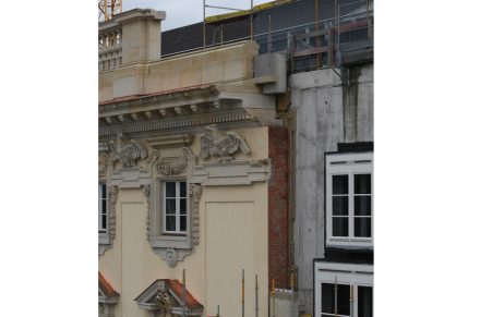 Von der Humboldt-Box aus kann man noch sehen, wie die Fassade aufgebaut ist: vor der Betonwand des Gebäudes befindet sich eine Klinkermauer, in die die Sandsteinelemente eingemauert sind. Das Gesims ist auf diese Mauer aufgesetzt.