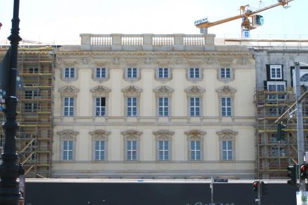 An der Nordseite mit Dom und Lustgarten ist die historische Farbgebung der Fassade wiederhergestellt.