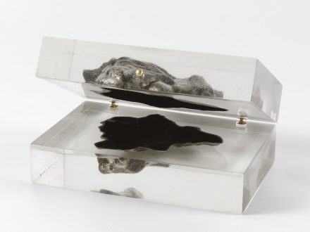 Merely decorative: „Sideroid Azimuth“: a 3D-reproduction of an actual meteorite. The hollow facsimile is encased in plexiglass resin and can be opened like a jewelry box.