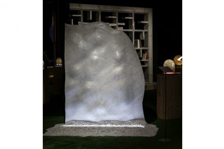Franchi Umberto Marmi, Kengo Kuma (design): „Erodescape”. Erodescape seems to have been shaped by the slow erosion caused by natural elements, such as water and wind. Marble is reinterpreted through a dematerialising process which evokes an idea of lightness and smoothness.