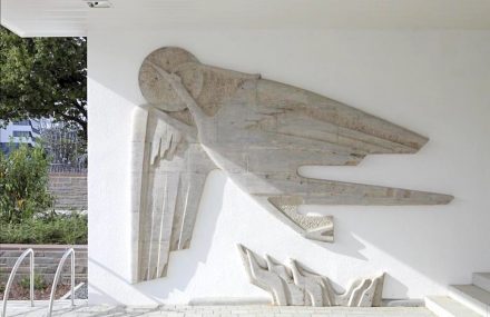 „Aufsteigender Phoenix“ von Hannes-Schulz Tattenpach am Zugang zum ehemaligen Abgeordnetenhaus in Bonn, heute: UN Campus. Foto: BBR / Cordia Schlegelmilch